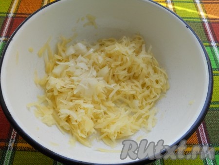 Натереть на крупной терке очищенный картофель, затем отжать его от лишнего сока. К полученной массе добавить мелко нарезанный репчатый лук.
