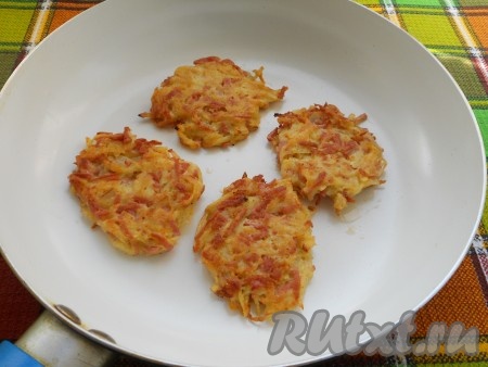 На сковороде разогреть растительное масло. Картофельную массу выкладывать столовой ложкой на разогретую сковороду в виде оладий и готовить с двух сторон до красивой румяности.
