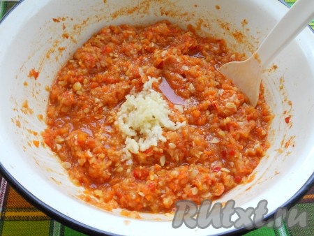 Добавить измельченный чеснок, проварить 5 минут.