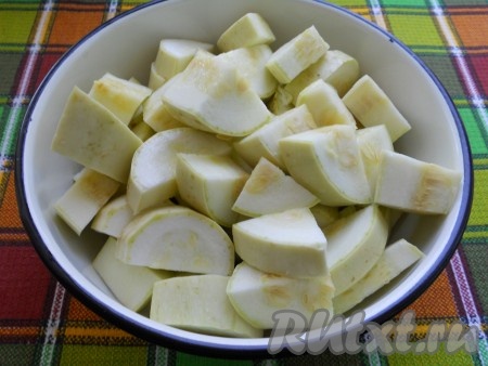 Кабачки нарезать средними кусочками (если кабачки не молодые, кожуру можно снять).
