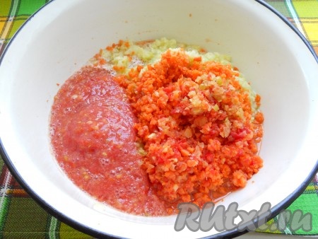 Далее кабачки, перец, морковь и помидоры перекрутить на мясорубке.