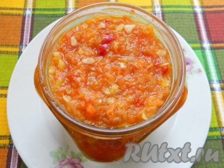 Далее влить уксус, кабачковую аджику перемешать, дать закипеть и сразу же выключить газ. Разложить готовую аджику по стерилизованным баночкам и закатать. Перевернуть и укутать до полного остывания.&nbsp;
