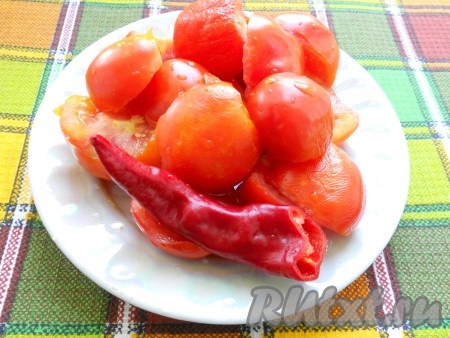 Помидоры нарезать на 2-4 части, у горького перца удалить хвостик.
