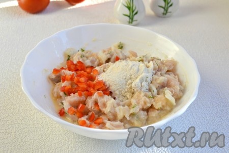 По желанию добавить мелко нарезанный болгарский перец (я добавила - красного цвета) и всыпать 1 столовую ложку муки, перемешать. Если рыбная масса получилась жидковатой, тогда добавьте ещё 1 столовую ложку муки и хорошо перемешайте. Миску с получившимся рубленной рыбной массой поместить в холодильник на 15 минут.