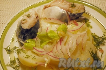 Скумбрия кусочками, маринованная с луком