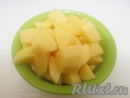 Картофель нарезаем кубиками и отправляем вариться в кипящий бульон.
