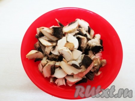 Грибы нарезаем пластинками.