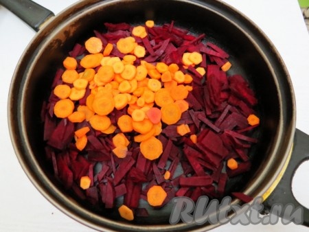 Морковь нарезаем кружочками.