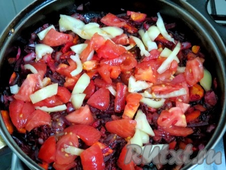 Тушим овощи приблизительно 20 -25 минут. Попробуйте, если свекла вам понравится на вкус, значит пассировка готова. Кто-то любит более мягкие овощи, а кто-то - менее.
