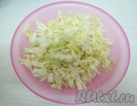 Капусту шинкуем небольшими кусочками. Через 10 минут, после закипания картофеля, отправляем в борщ капусту, шампиньоны, бобы, а ещё через 10 минут солим, перчим и добавляем пассированные овощи. Даём борщу с бобами потомиться ещё минут 5. Выключаем. Если вы хотите, чтобы борщ был красным, тогда во время варки не давайте ему сильно бурлить, а после варки не закрывайте крышку до полного остывания.