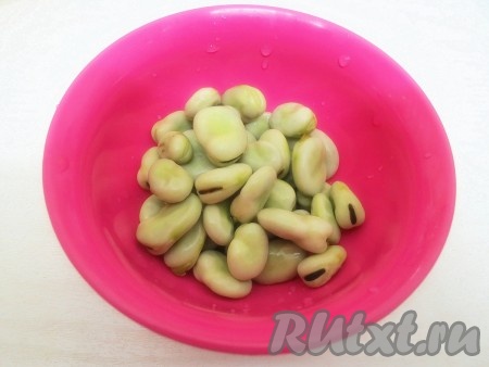 Бобы ставим вариться в холодную воду и варим их с момента закипания&nbsp; 25-30 минут, до готовности.
