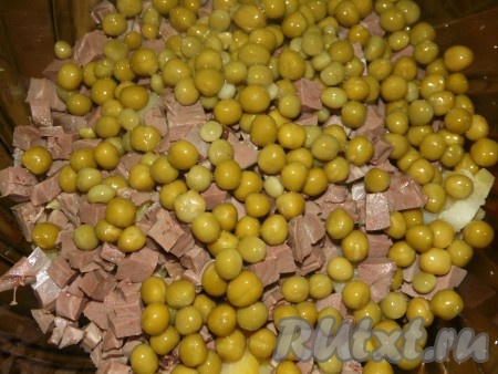 С горошка слить жидкость и отправить в салат к сердцу и картошке.
