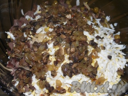 Обжаренный лук с грибами добавить в салат, посолить, поперчить по вкусу, заправить майонезом, перемешать, дать настояться минут 10.&nbsp;
