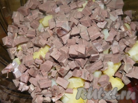 Свиное сердце промыть, срезать все прожилки и варить в подсоленной воде 1 час. Остудить, нарезать маленькими кубиками, как на фото, и добавить&nbsp; в салат к картошке.
