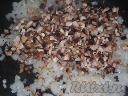 Репчатый лук очистить и мелко нарезать вместе с промытыми грибами. Обжарить на растительном масле до золотистого цвета минут 10-15. Остудить.