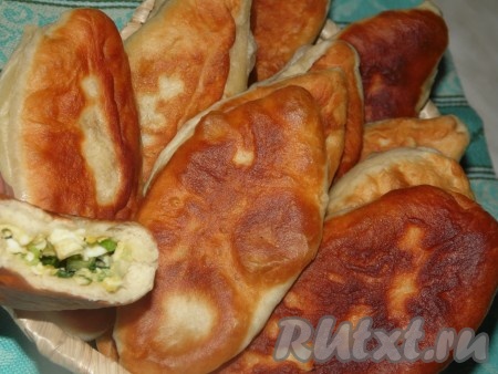 Пирожки выложить на бумажное полотенце, чтобы впиталось лишнее масло. Наши аппетитные, вкусные жареные пирожки с зелёным луком и яйцом готовы. Приглашайте всех к столу.
