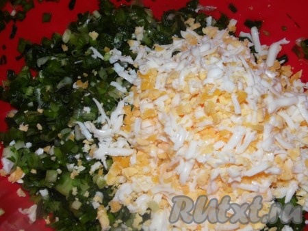 &nbsp; Яйца отварить вкрутую, натереть на крупной тёрке и добавить к луку вместе с солью.