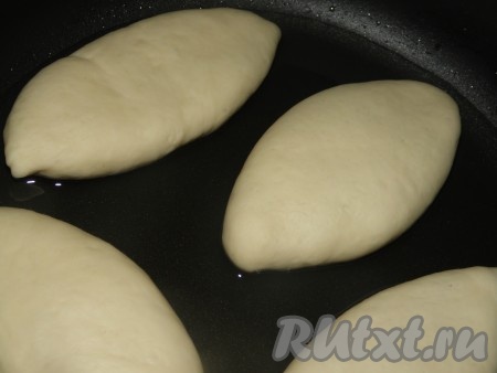 Защипать края пирожков и жарить на раскалённой сковороде с добавлением растительного масла швом вниз до румяного цвета, затем перевернуть и обжарить с другой стороны.
