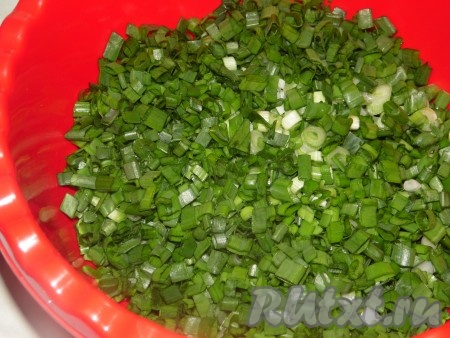 Для приготовления начинки зелёный лук вымыть, мелко нарезать, размять руками, чтобы он уменьшился в объёме и дал сок.