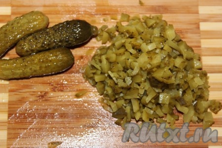 Затем мелко нарезать огурцы.
