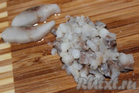 Для приготовления начинки для крошки-картошки необходимо филе сельди тщательно осмотреть, удаляя косточки. Нарезать селёдку на небольшие кусочки.