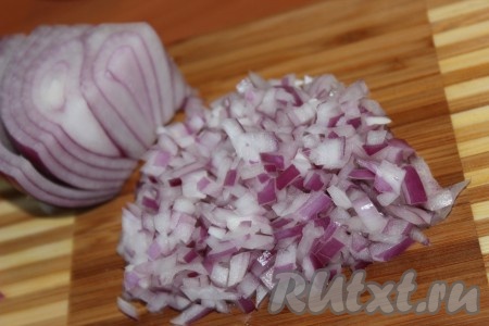 Очистить и мелко нарезать лук (я взяла красный лук).