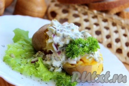 В миске соединить нарезанные селёдку, огурцы, лук и сметану, тщательно перемешать и начинка для крошки-картошки готова. Готовый запечённый картофель достать из духовки, дать немного остыть, вынуть из фольги. Разрезать сверху каждую картошку крест-накрест. В разрез каждой картошины щедро выложить начинку с селёдкой. Сразу же подавать крошку-картошку на стол.