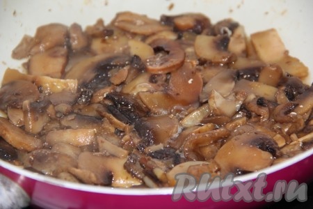 Шампиньоны выложить на отдельную сковороду и обжарить на растительном масле до испарения жидкости. 