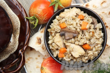 Очень вкусную перловку, приготовленную с курицей и грибами в горшочках, подать в горячем виде. 
