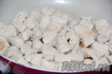 Кусочки куриного мяса обжарить со всех сторон на разогретой сковороде на растительном масле до золотистого цвета. 