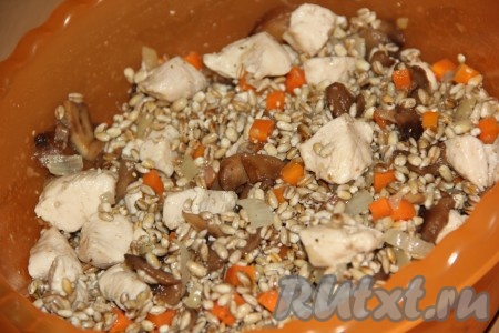 Откинуть перловку на дуршлаг, чтобы стекла жидкость. Затем переложить перловку в глубокую миску. Добавить к перловке обжаренные овощи, грибы и кусочки курицы. Посолить, добавить специи и хорошо перемешать.