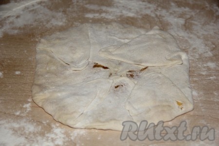 Теперь нужно выложить наши уголки. Натягиваем их и прищипываем по кругу в одном направлении.