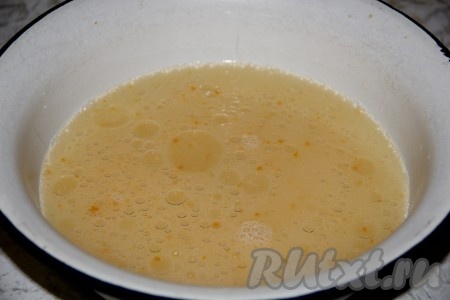 Кислое молоко смешать с сахаром, солью и подсолнечным маслом, добавить соду гашенную уксусом.