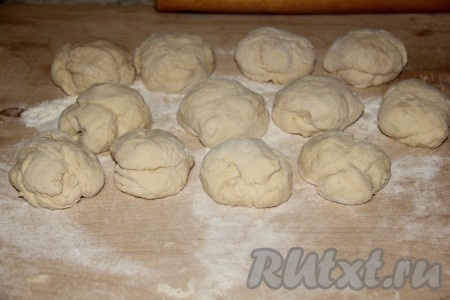Разделить тесто на 12 частей.