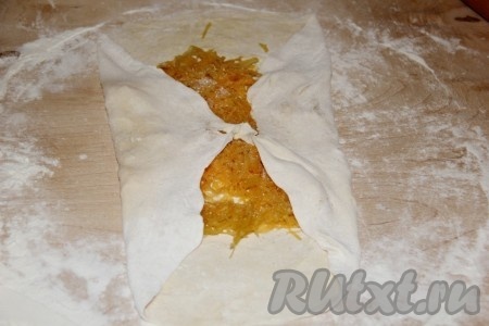 Затем берем края с противоположных сторон и защипываем по центру.