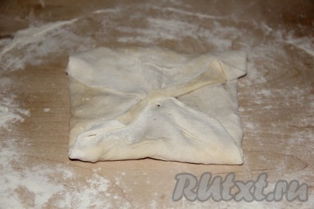 После берем оставшиеся края и так же защипываем по центру.