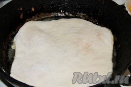 Обжариваем первой ту сторону, на которой были защипы.