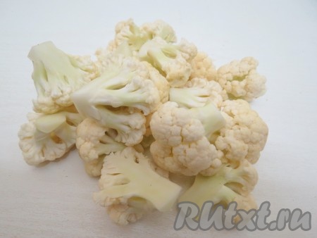 Цветную капусту разделите на соцветия.