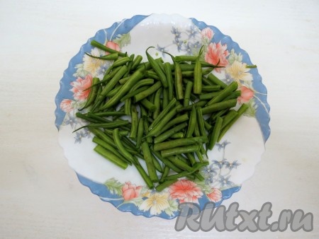 С картофелем отправьте в суп спаржевую фасоль, разрезав каждый стручок на 2-3 части.
