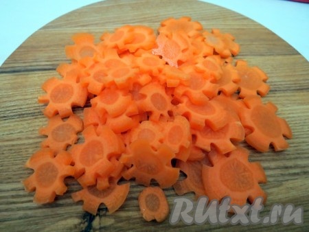 Можно морковь нарезать цветочками. Карбовочным ножом делаем вдоль моркови бороздки, а затем нарезаем.