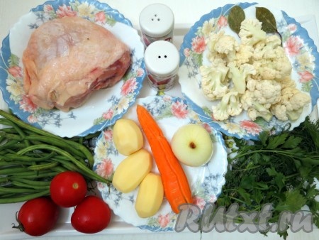 Для приготовления супа нам понадобится куриная грудка, картофель, лук, морковь, цветная капуста, спаржевая фасоль, помидоры, зелень, а также соль, перец и лавровый лист. Пускай вас не пугает количество ингредиентов. Если у вас нет чего-то из перечисленных продуктов, не страшно, замените их теми овощами, которые есть у вас в холодильнике. В худшем случае, можно обойтись картофелем, луком и морковью. Но чем больше овощей, тем насыщенней получится овощной суп.
