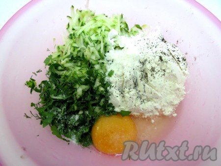 Приступаем к приготовлению клёцок. Кабачок натрите на крупной тёрке. Порежьте и добавьте половину зелени, вбейте одно яйцо. Добавьте муку, соль и перец.
