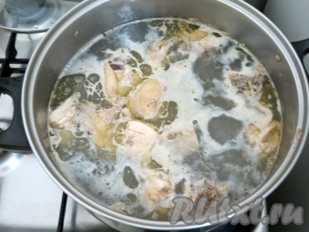 Когда бульон закипит, снимите пену. Варите 30 минут.
