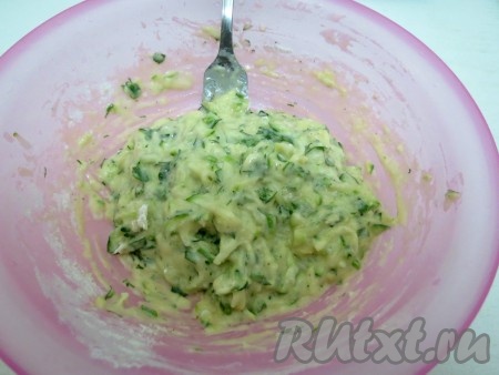 Тщательно перемешайте. Тесто должно быть, как густая сметана.
