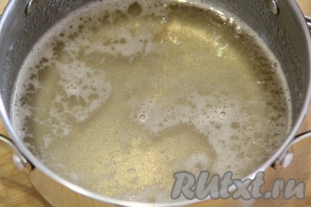 Поставить кастрюлю с водой и сахаром на средний огонь и довести сироп до кипения, иногда перемешивая. Затем проварить сироп, помешивая, до полного растворения сахара. Сироп должен стать прозрачным и однородным.