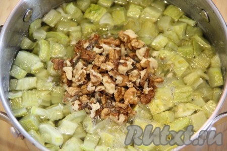 Грецкие орехи порубить ножом, не мелко. Затем добавить в варенье из кабачков цедру лимона и орехи. Выдавить сок лимона (примерно, 70 мл) и влить его в варенье, перемешать. Поставить на медленный огонь и варить, иногда помешивая, в течение часа.