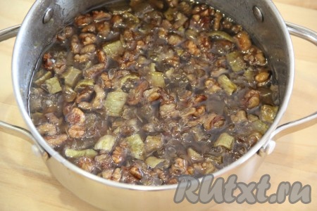 Готовое варенье разлить по стерильным баночкам, закатать прокипячёнными крышками, перевернуть, укутать в плед и оставить до полного остывания.