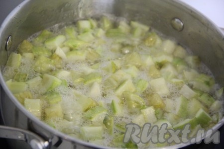 Готовить варенье на медленном огне 5-7 минут, затем снять с огня и оставить на 1 час при комнатной температуре.
