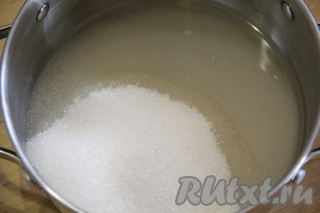  В кастрюлю влить воду и всыпать сахар.