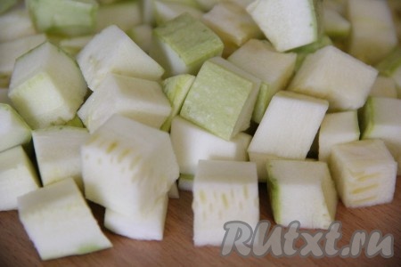 1 килограмм кабачков вымыть и нарезать средними кубиками. Кабачки лучше использовать с тонкой кожурой. Если используете кабачки с грубой кожицей, лучше её снять.